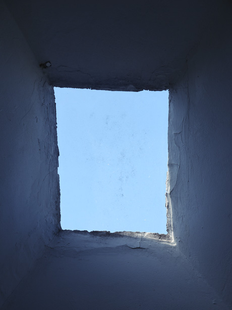 Lucarne dans le toit pour une ouverture bleue sur un ciel bleu