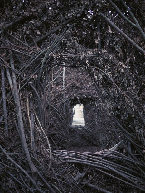 Photo sous-exposée dans l'installation de Patrick Dougherty