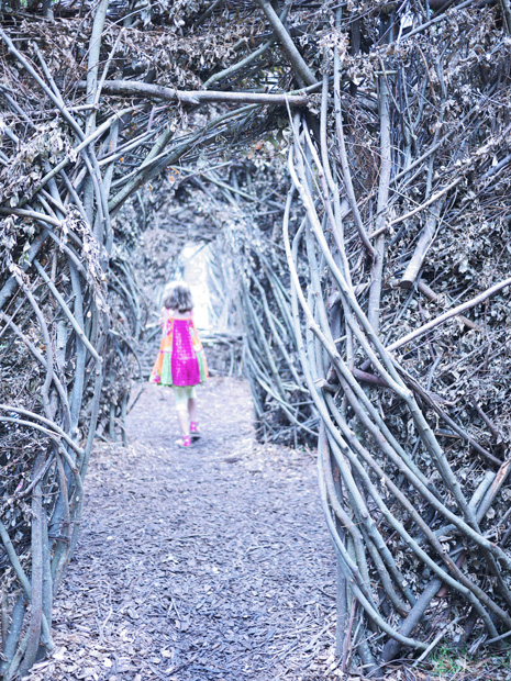 Une petite fille tout en rose s'aventure dans le labyrinthe - Exposition 56  chandelles