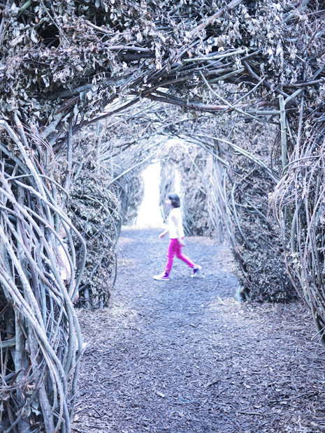 Exploration du labyrinthe végétal par une enfant - Exposition 56 chandelles