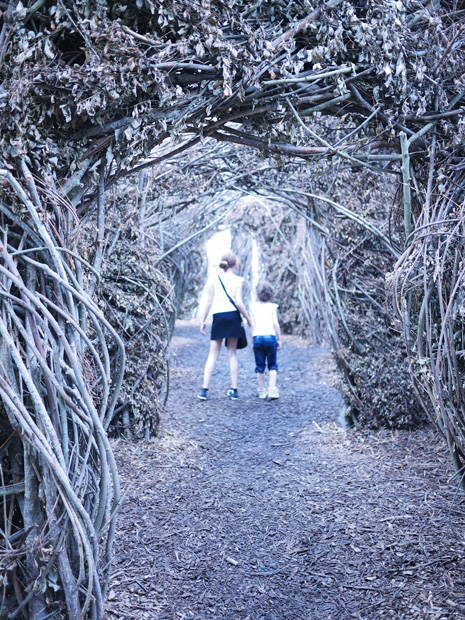 Promenade de deux enfants dans le labyrinthe végétal - Exposition 56 chandelles